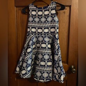 Beautiful good and silver threaded dress. Perfect for the holidays